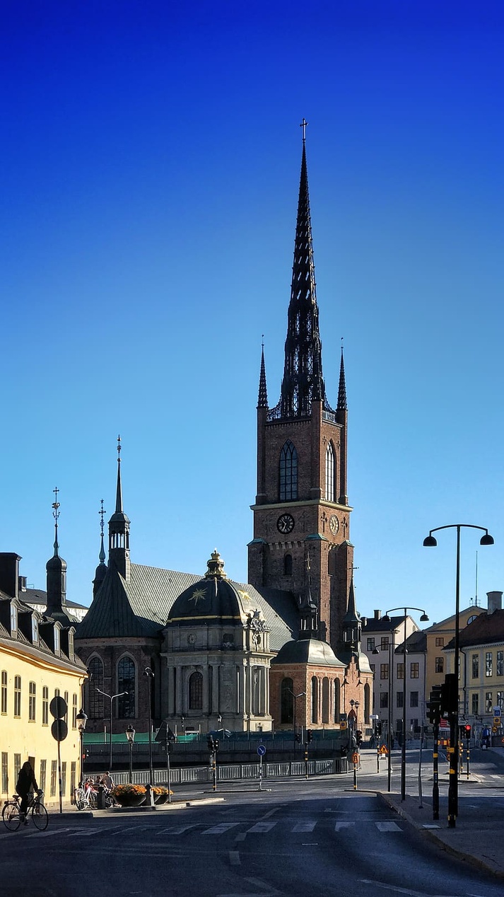 Historisk vy över Stockholms centrum med Riddarholmskyrkan, en perfekt miljö för en cykeltur till ett möte.