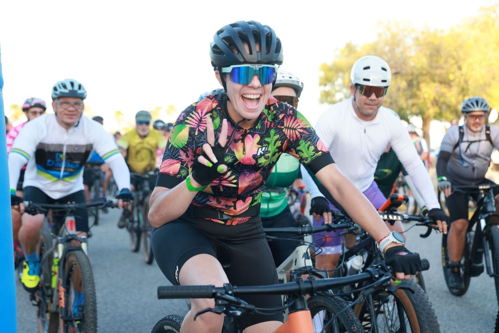 Cyklister på distanspass, med en glad cyklist i färgglad tröja i fokus